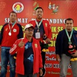 Atlet Hunter Chalid berfoto bersama Muliadi dan Chairil Nardi usai pengalungan medali cabang olahraga catur nomor catur klasik PORA XIV di Pidie, Jum'at (16/12)