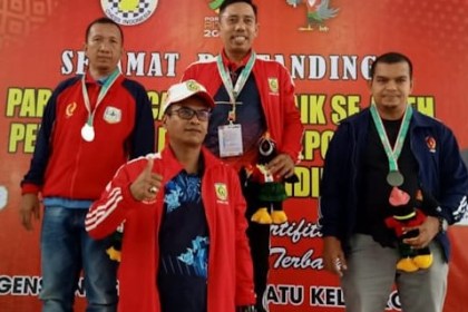 Atlet Hunter Chalid berfoto bersama Muliadi dan Chairil Nardi usai pengalungan medali cabang olahraga catur nomor catur klasik PORA XIV di Pidie, Jum'at (16/12)