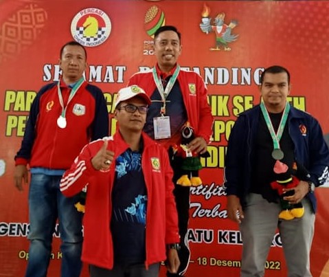 Atlet Hunter Chalid berfoto bersama Muliadi dan Chairil Nardi usai pengalungan medali cabang olahraga catur nomor catur klasik PORA XIV di Pidie, Jum'at (16/12)