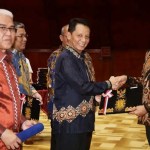 Pj Gubernur Aceh Achmad Marzuki bersama Plt Kakanwil DJPb Aceh Ismed Saputra menyerahkan Buku Alokasi TKD dan DIPA 2023 di Anjong Mon Mata Banda Aceh, Jum'at (16/12)