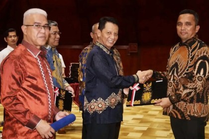 Pj Gubernur Aceh Achmad Marzuki bersama Plt Kakanwil DJPb Aceh Ismed Saputra menyerahkan Buku Alokasi TKD dan DIPA 2023 di Anjong Mon Mata Banda Aceh, Jum'at (16/12)