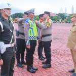 Kapolda Aceh Irjen Pol Ahmad Haydar bersama Pj Gubernur Aceh Achmad Marzuki memimpin apel gelar pasukan Operasi Lilin Seulawah 2022 di Lapangan Apel Polda Aceh, Kamis (22/12)