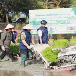 Pj Bupati Aceh Besar Muhammad Iswanto bersama Forkopimda mengawali penanaman padi perdana Musim Tanam Rendengan di Gampong Lam Ilie Mesjid, Kecamatan Indrapuri, Ahad (25/12)