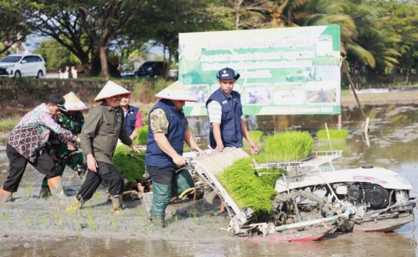 Pj Bupati Aceh Besar Muhammad Iswanto bersama Forkopimda mengawali penanaman padi perdana Musim Tanam Rendengan di Gampong Lam Ilie Mesjid, Kecamatan Indrapuri, Ahad (25/12)