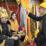 Wali Nanggroe Aceh Malik Mahmud Al Haythar mem-peusijuek Mualem dan istrinya usai dilantik sebagai Waliyul ‘Ahdi atau Wakil Wali Nanggroe Aceh masa bakti 2022-2026 di Meuligoe Wali Nanggroe, Lampeuneurut, Aceh Besar, Selasa (27/12)