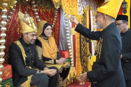 Wali Nanggroe Aceh Malik Mahmud Al Haythar mem-peusijuek Mualem dan istrinya usai dilantik sebagai Waliyul ‘Ahdi atau Wakil Wali Nanggroe Aceh masa bakti 2022-2026 di Meuligoe Wali Nanggroe, Lampeuneurut, Aceh Besar, Selasa (27/12)