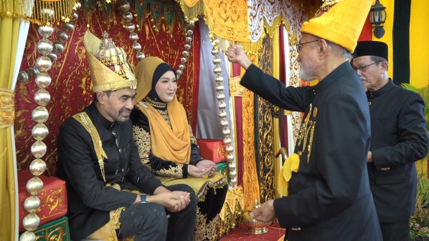 Wali Nanggroe Aceh Malik Mahmud Al Haythar mem-peusijuek Mualem dan istrinya usai dilantik sebagai Waliyul ‘Ahdi atau Wakil Wali Nanggroe Aceh masa bakti 2022-2026 di Meuligoe Wali Nanggroe, Lampeuneurut, Aceh Besar, Selasa (27/12)