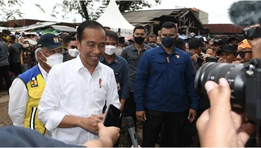 Presiden Joko Widodo menyampaikan keterangan kepada awak media usai menyapa para pedagang pasar di Pasar Pujasera, Kabupaten Sumedang, Selasa, 27 Desember 2022