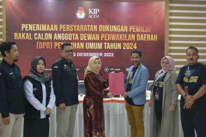 Azhari Cage saat menyerahkan syarat dukungan sebagai Balon DPD RI di Kantor KIP Aceh, Rabu (28/12)