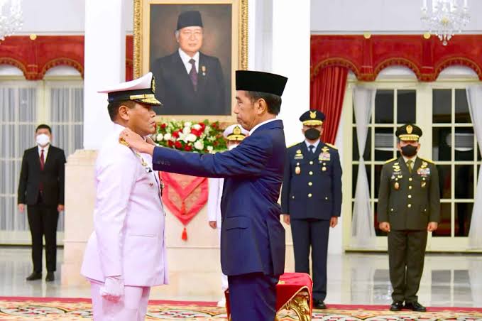 Presiden Joko Widodo melantik Laksamana Muhammad Ali sebagai Kepala Staf Angkatan Laut (KSAL) di Istana Negara, Jakarta, Rabu (28/12)