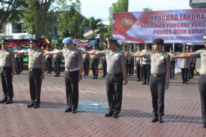 Sebanyak 52 Personel Polres Aceh Barat mendapatkan kenaikan pangkat setingkat lebih tinggi, pada upacara kenaikan pangkat periode 1 Januari 2023 di halaman Polres Aceh Barat, Senin (2/1)