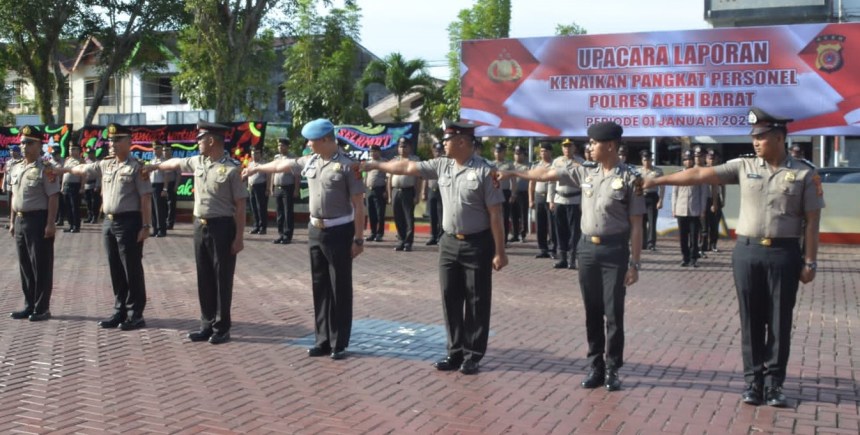 Sebanyak 52 Personel Polres Aceh Barat mendapatkan kenaikan pangkat setingkat lebih tinggi, pada upacara kenaikan pangkat periode 1 Januari 2023 di halaman Polres Aceh Barat, Senin (2/1)