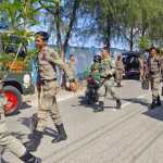 Satpol PP-WH Banda Aceh menyita puluhan bibit tanaman yang ditempatkan PKL di pinggir Jalan Syiah Kuala atau persisnya depan Pasar Al-Mahirah Lamdingin, Senin (2/1)