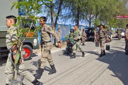 Satpol PP-WH Banda Aceh menyita puluhan bibit tanaman yang ditempatkan PKL di pinggir Jalan Syiah Kuala atau persisnya depan Pasar Al-Mahirah Lamdingin, Senin (2/1)