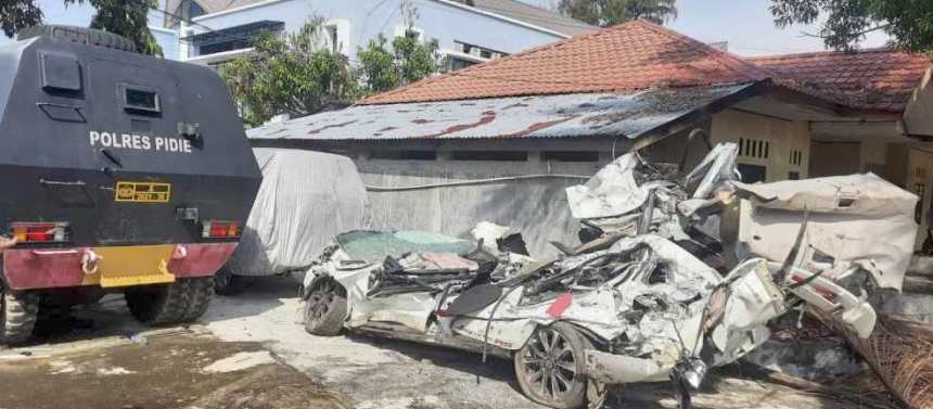 Mobil Jazz rusak berat akibat tertimpa truk pengangkut CPO yang terbalik dalam kecelakaan maut di Jalan Banda Aceh - Medan, kawasan Gampong Simpang Beutong, Kecamatan Muara Tiga (Laweung), Pidie pada Jum'at malam, 30 Desember lalu