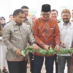 Plt Dirut Bank Aceh Syariah Bob Rinaldi bersama Pj Bupati Aceh Besar Muhammad Iswanto memotong pita pada peresmian Bank Aceh Syariah Capem Seulimuem, Aceh Besar, Kamis (5/1)