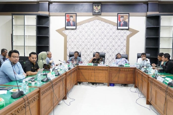 Ketua DPRA Saiful Bahri saat memimpin rapat koordinasi pengendalian dan pendistribusian jenis BBM di Aceh, yang berlangsung di ruang Badan Anggaran DPRA, Kamis (5/1/2023)