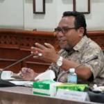 Ketua KIP Aceh Syamsul Bahri memberikan penjelasan saat rapat koordinasi dengan Komisi I DPRA