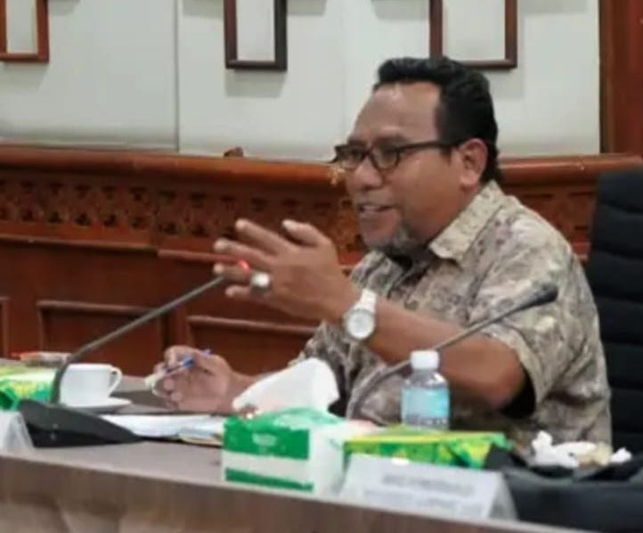 Ketua KIP Aceh Syamsul Bahri memberikan penjelasan saat rapat koordinasi dengan Komisi I DPRA