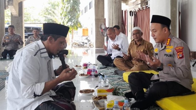 Kapolresta Banda Aceh Kombes Pol Fahmi Irwan Ramli dipeusijuek oleh Abu Syukri Pango Raya, Pimpinan Dayah Raudhatul Hikmah Al – Waliyyah Gampong Pango, Banda Aceh, Senin (9/1)