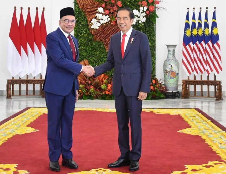 Presiden Jokowi menyambut kunjungan PM Malaysia Anwar Ibrahim, di Istana Kepresidenan Bogor, Jawa Barat, Senin (9/1)