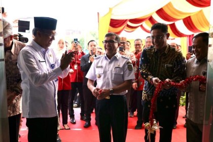 Asisten Administrasi Umum Sekda Aceh Iskandar AP bersama Pj Wali Kota Banda Aceh Bakri Siddiq, Kepala OJK Aceh Yusri dan Kepala Kantor Perwakilan BI Aceh Achris Sarwani, meresmikan operasional BPRS Artha Aceh, Rabu (11/1)