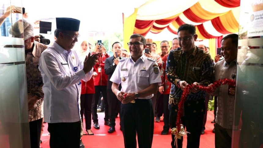 Asisten Administrasi Umum Sekda Aceh Iskandar AP bersama Pj Wali Kota Banda Aceh Bakri Siddiq, Kepala OJK Aceh Yusri dan Kepala Kantor Perwakilan BI Aceh Achris Sarwani, meresmikan operasional BPRS Artha Aceh, Rabu (11/1)