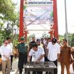 Pj Bupati Aceh Besar Muhammad Iswanto bersama Anggota DPR RI asal Aceh Irmawan menandatangani prasasti saat meresmikan Jembatan Gantung Siron, Gampong Siron Blang, Kecamatan Kuta Cot Glie, Aceh Besar, Rabu (11/1)
