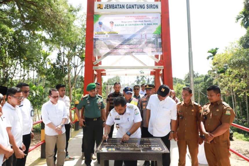 Pj Bupati Aceh Besar Muhammad Iswanto bersama Anggota DPR RI asal Aceh Irmawan menandatangani prasasti saat meresmikan Jembatan Gantung Siron, Gampong Siron Blang, Kecamatan Kuta Cot Glie, Aceh Besar, Rabu (11/1)