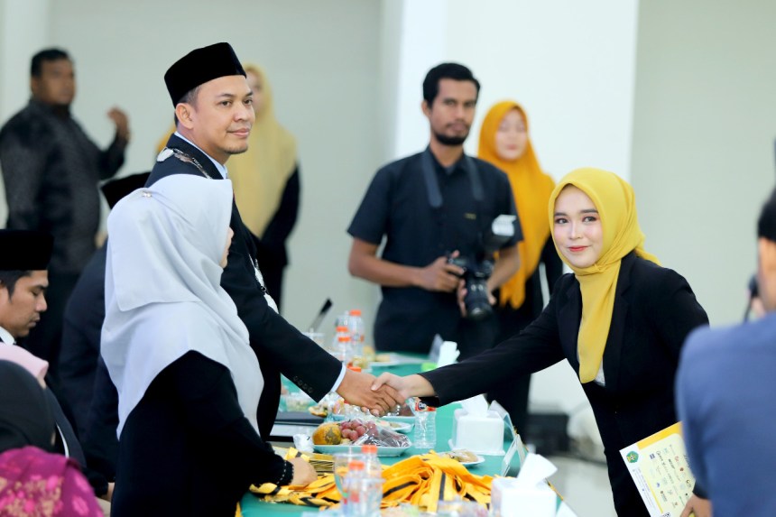 Dekan FEBI UIN Ar-Raniry Dr Hafas Furqani MEc saat memimpin prosesi yudisium 212 lulusan di Auditorium Prof Ali Hasjmy UIN Ar-Raniry Darussalam, Rabu (11/1)