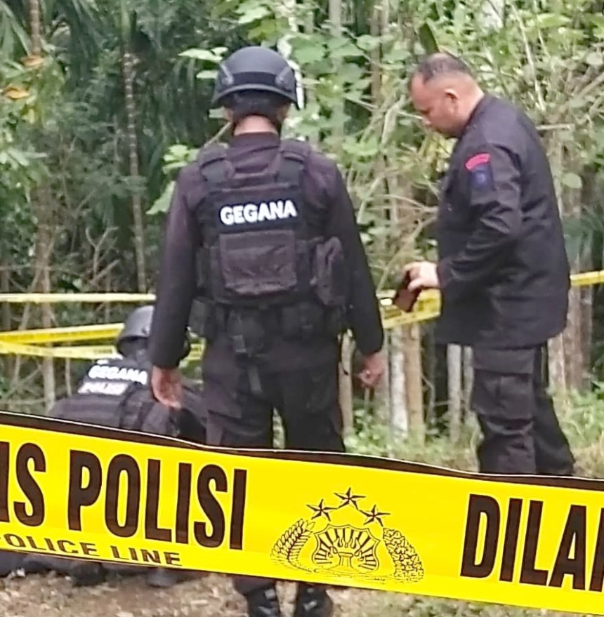 Tim Subden 1 Detasemen 1 Gegana Polda Aceh, Rabu siang (11/1) melakukan evakuasi benda yang diduga bahan peledak berjenis mortir yang ditemukan warga di Kampung Negeri Antara Kecamatan Pintu Rime Gayo, Bener Meriah