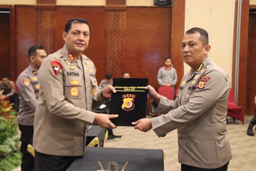 Kapolda Aceh Irjen Pol Ahmad Haydar menyerahkan DIPA RKA-K/L Satker TA 2023 di Hotel Hermes Palace Banda Aceh, Rabu (11/1)