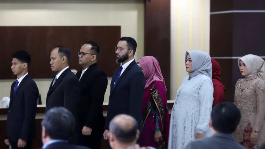 Pelantikan dan pengambilan sumpah terhadap 20 dokter spesialis baru di Aula Fakultas Kedokteran USK, Kamis (12/1)