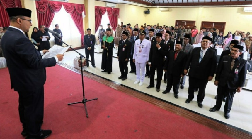 Pj Wali Kota Lhokseumawe Dr Imran melantik 12 Pejabat Administrator, di Aula Setdako setempat, Kamis (12/1)