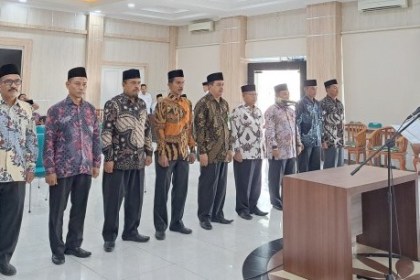 Kakanwil Kemenag Provinsi Aceh Dr Iqbal Muhammad mengambil sumpah dan melantik 9 pejabat Eselon IV/Pengawas dalam lingkungan Kanwil Kemenag Aceh, Senin (16/1)