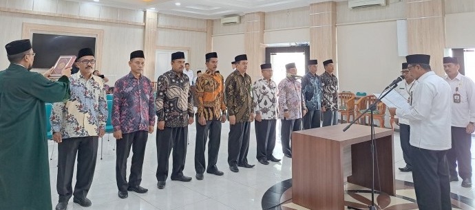 Kakanwil Kemenag Provinsi Aceh Dr Iqbal Muhammad mengambil sumpah dan melantik 9 pejabat Eselon IV/Pengawas dalam lingkungan Kanwil Kemenag Aceh, Senin (16/1)
