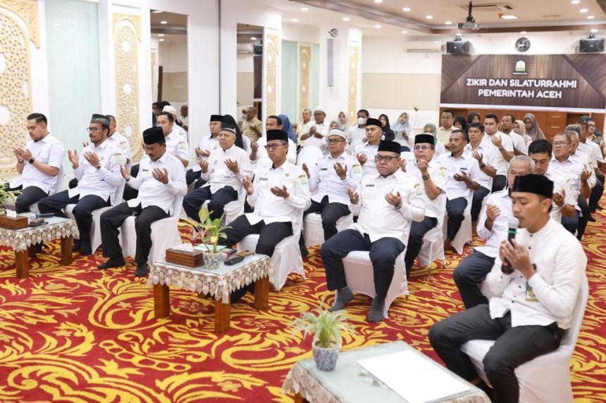 Asisten Administrasi Umum Sekda Aceh Dr Iskandar AP bersama para Asisten Sekda Aceh, Staf Ahli Gubernur Aceh, Kepala SKPA/ Biro dan jajaran di lingkungan Setda Aceh, mengikuti Zikir dan Doa di Ruang Potensi Daerah Kantor Gubernur Aceh, Rabu (18/1)