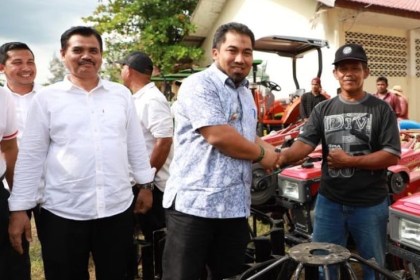 Pj Bupati Aceh Besar Muhammad Iswanto didampingi Kadistan Aceh Besar Ir Jakfar MP menyerahkan 28 Asintan Traktor, Hand Tractor dan 2 Pompa Air kepada Kelompok Tani Aceh Besar, Kuta Malaka, Rabu (18/01)