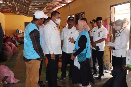 Wakapolda Aceh Brigjen Pol Syamsul Bahri mendampingi Tim Satgas PPLN Kemenko Polhukam meninjau kondisi pengungsi Rohingya di Komplek Yayasan Mina Raya, Kecamatan Padang Tiji, Pidie, Rabu (18/1)