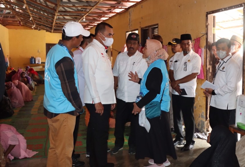 Wakapolda Aceh Brigjen Pol Syamsul Bahri mendampingi Tim Satgas PPLN Kemenko Polhukam meninjau kondisi pengungsi Rohingya di Komplek Yayasan Mina Raya, Kecamatan Padang Tiji, Pidie, Rabu (18/1)