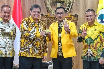 Gubernur Jawa Barat Ridwan Kamil secara resmi bergabung ke Partai Golkar dan ditunjuk sebagai Wakil Ketua Umum