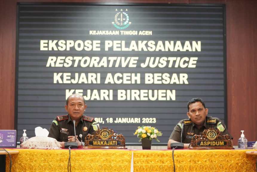 Wakajati Aceh Kejati Aceh Hendrizal Husin didampingi Aspidum Kejati Aceh Jamaluddin mengikuti ekspose lewat video conference penghentikan 3 kasus pidana berdasarkan keadilan restoratif, Rabu (18/1)