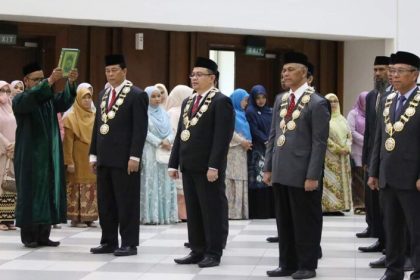 Rektor USK Prof Dr Ir Marwan melantik puluhan pejabat di lingkungan kampus ini dengan SOTK baru di AAC Dayan Dawood, Darussalam, Banda Aceh, Rabu (25/1)
