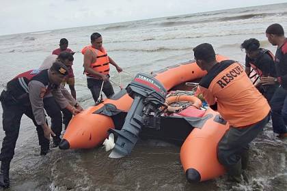 Tim gabungan melakukan pencarian santri Dayah Jeumala Amal Lueng Putu, Pidie Jaya yang dilaporkan terseret ombak dan hilang saat berenang di Pantai Wisata Trienggadeng