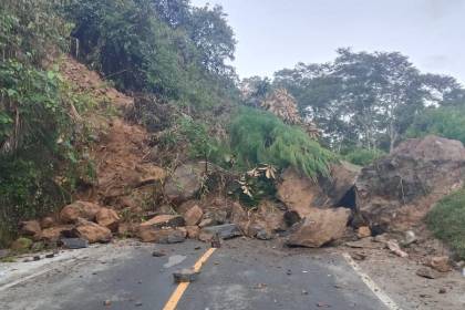 Jalan lintas penghubung Kabupaten Gayo Lues dan Aceh Tengah tertimbun tanah longsor di Desa Ise-Ise, Kecamatan Pantan Cuaca, Gayo Lues, Aceh, Kamis (26/1)