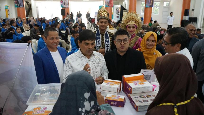 Regional CEO BSI Region I Aceh Wisnu Sunandar, Kepala UPTD PLUT Kementerian Koperasi dan UMKM Rosti Maidar, Rektor UIN Ar-raniry Prof Mujiburrahman saat peluncuran program BSI Muslimpreneur di Auditorium Prof Ali Hasjmy Kampus UIN Ar-Raniry Banda Aceh, Jum'at (27/1)