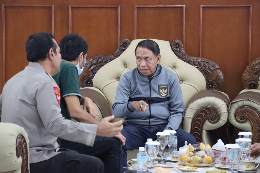 Menpora Zainudin Amali saat tiba di Bandara SIM Blang Bintang, Aceh Besar, Jum'at siang (27/1), disambut oleh pejabat Aceh