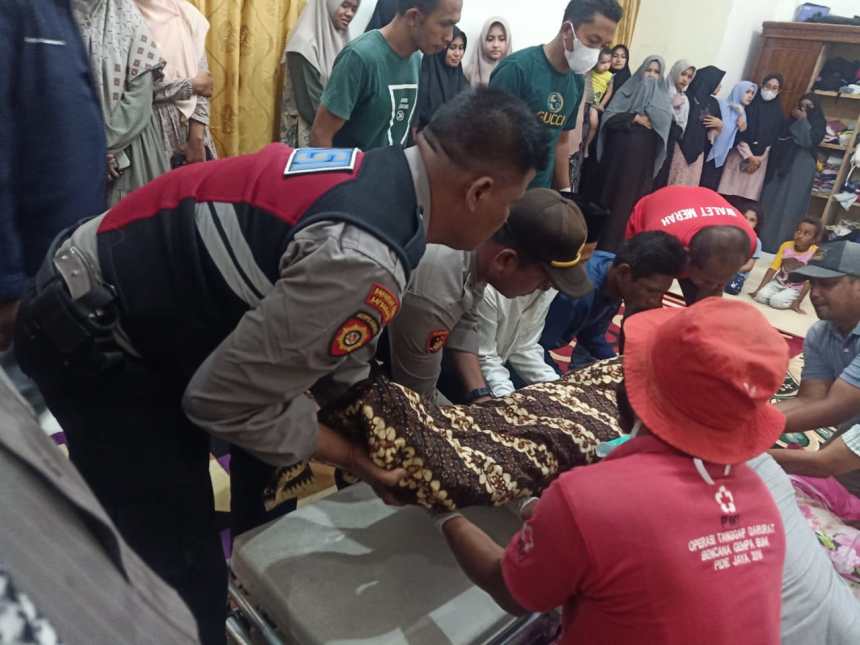 Santri Dayah Jeumala Amal Lueng Putu Pidie Jaya ditemukan meninggal dunia, Jum'at (27/1) setelah hilang terseret arus laut di Pantai Wisata Kuthang, Trienggadeng