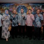 Sejumlah pejabat Pemkab Aceh Barat foto bersama Menparekraf RI Sandiaga Uno, usai menyampaikan pemaparan DED Pembangunan Ekowisata Mangrove Nipah, di Jakarta, Kamis (26/1/2023)