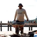 Pj Bupati Aceh Besar Muhammad Iswanto memimpin aksi satu jam memungut sampah di lokasi wisata Pantai Nipah, Gampong Raboe, Kecamatan Pulo Aceh, Sabtu (28/1)